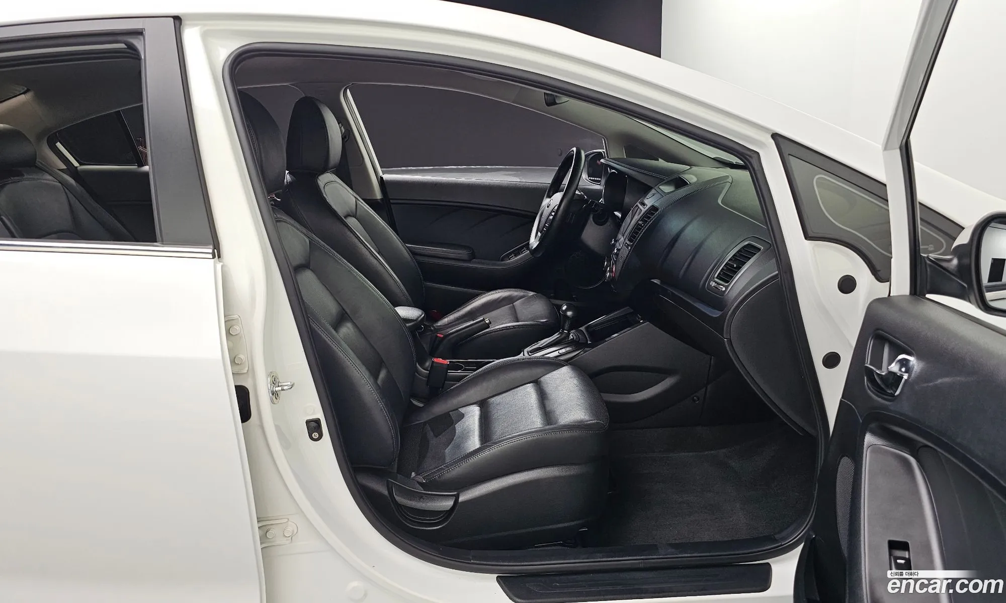 Kia K3 2012 — 28