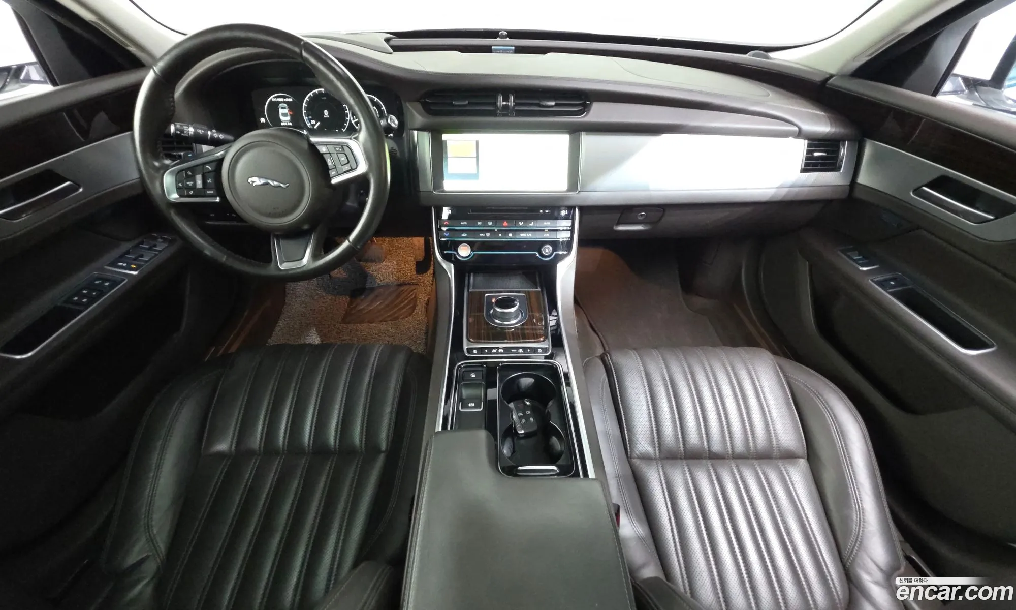 Jaguar XF 2018 SAJBB4BX2JCY64330 — 18