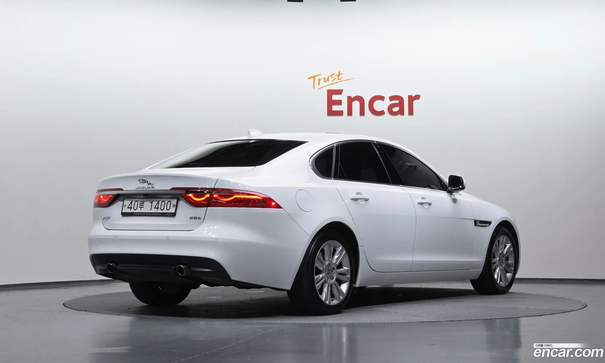 Jaguar XF 2018 SAJBB4BX2JCY64330 — 3