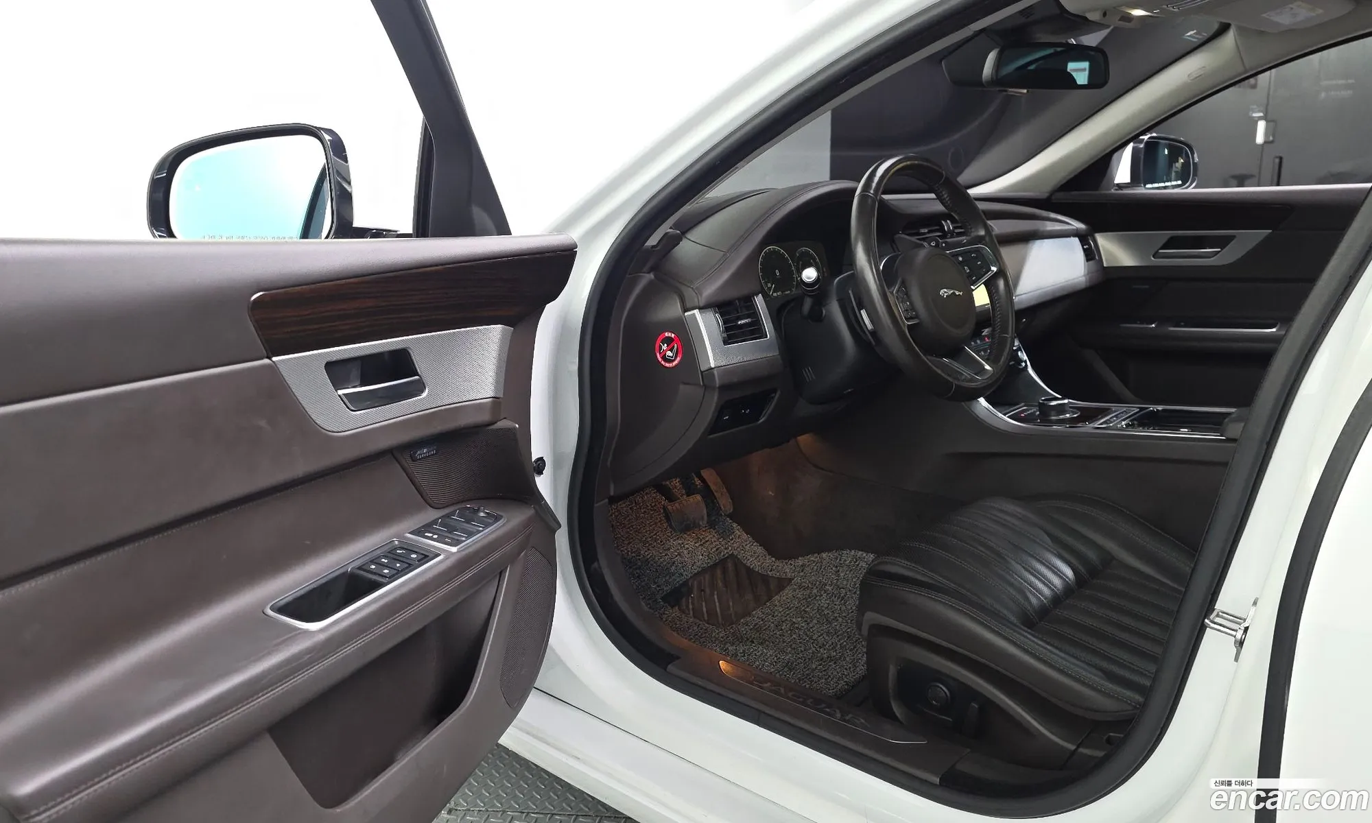 Jaguar XF 2018 SAJBB4BX2JCY64330 — 17