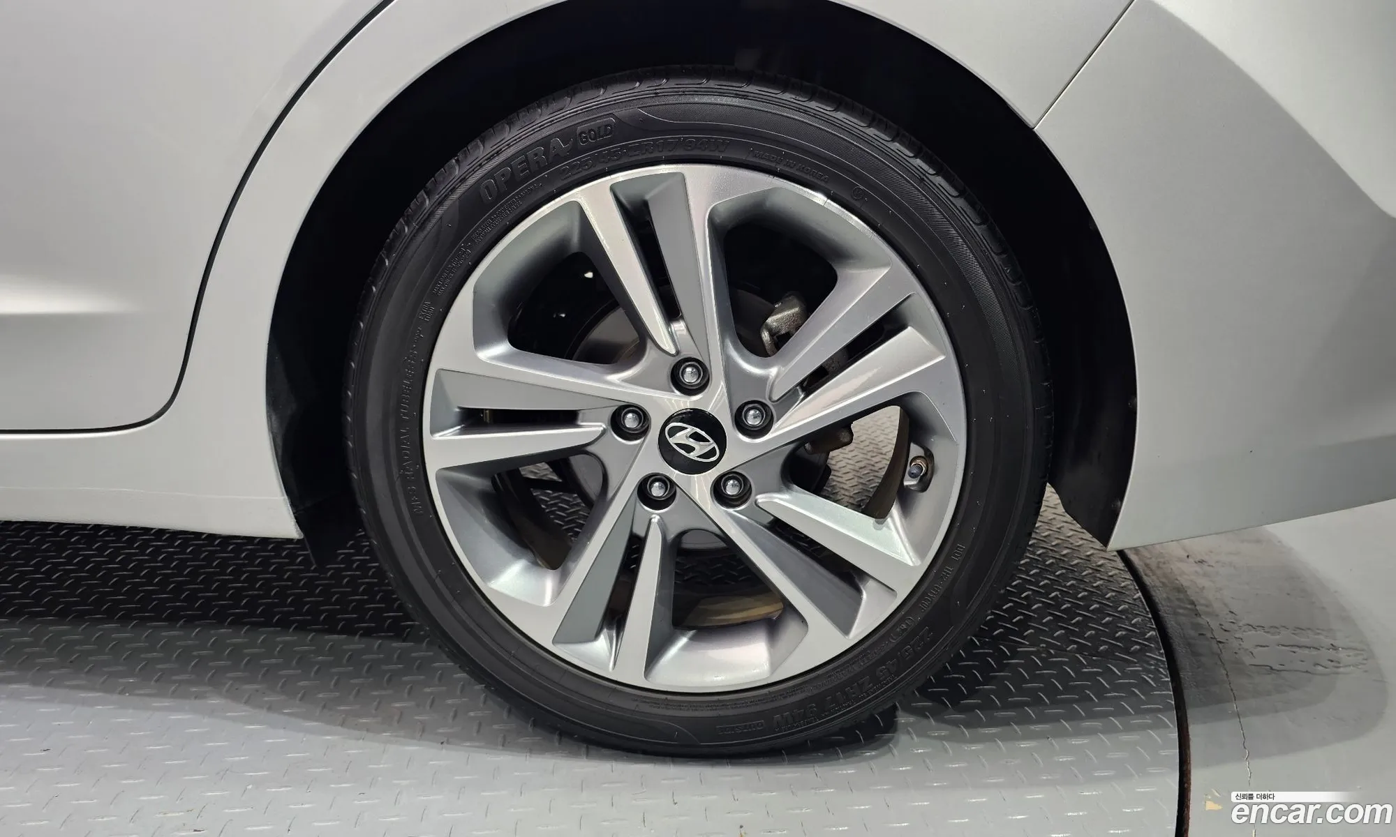 Hyundai Elantra AD 2017 — 12