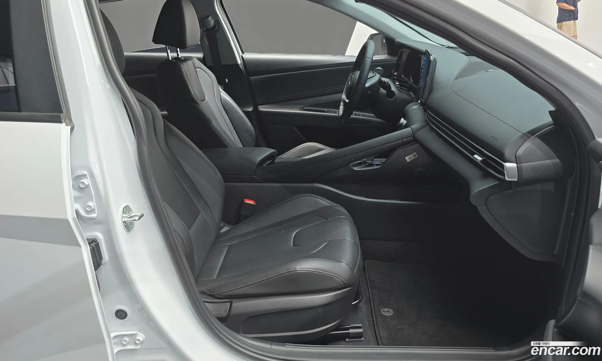 Hyundai Elantra Hybrid 2023 — 17