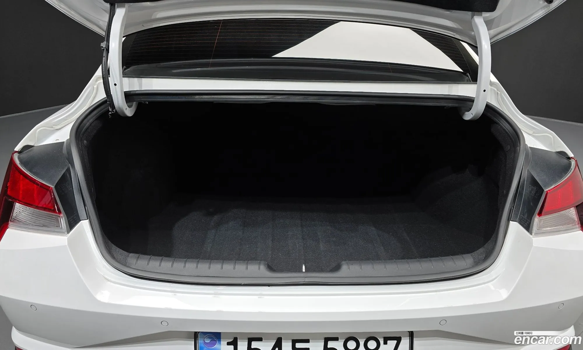 Hyundai Elantra Hybrid 2023 — 18