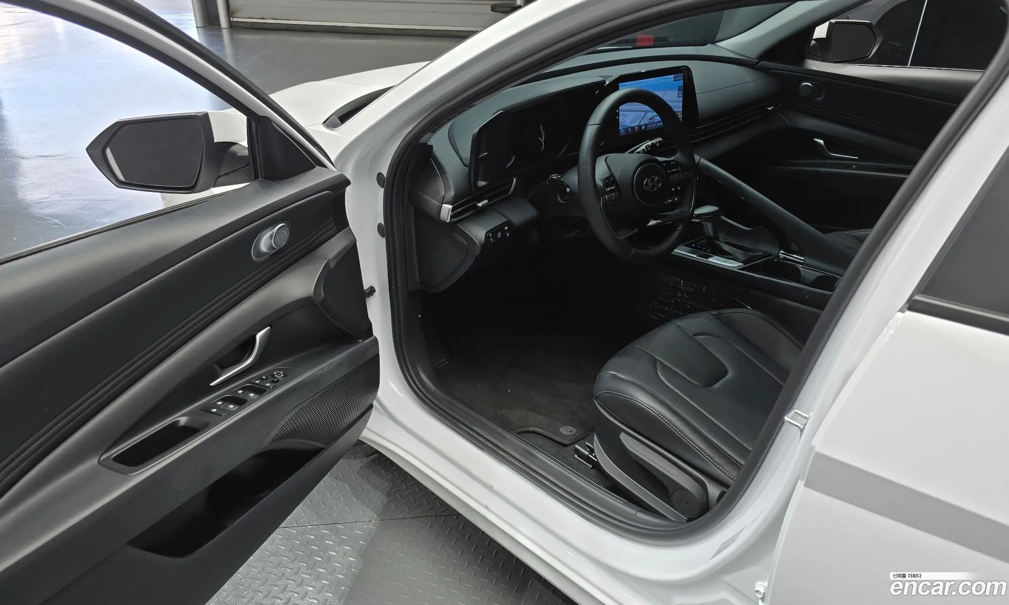 Hyundai Elantra Hybrid 2023 — 12