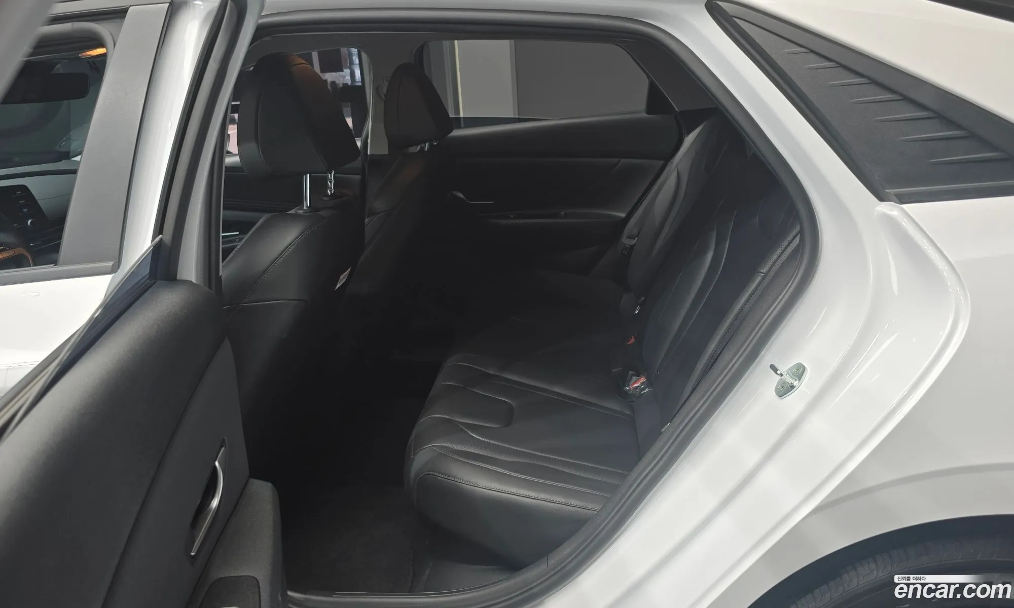 Hyundai Elantra Hybrid 2023 — 4