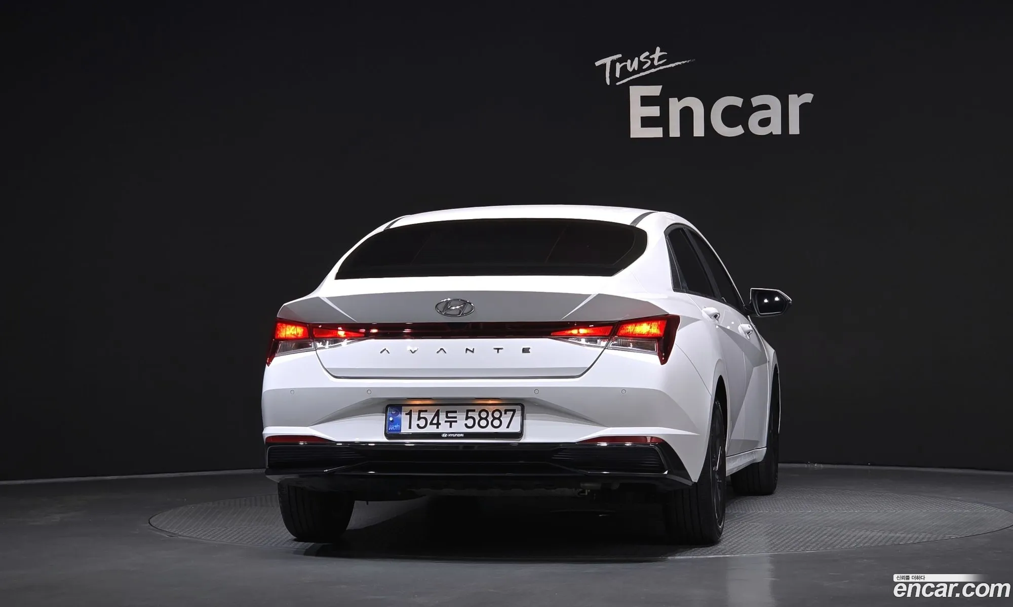 Hyundai Elantra Hybrid 2023 — 13