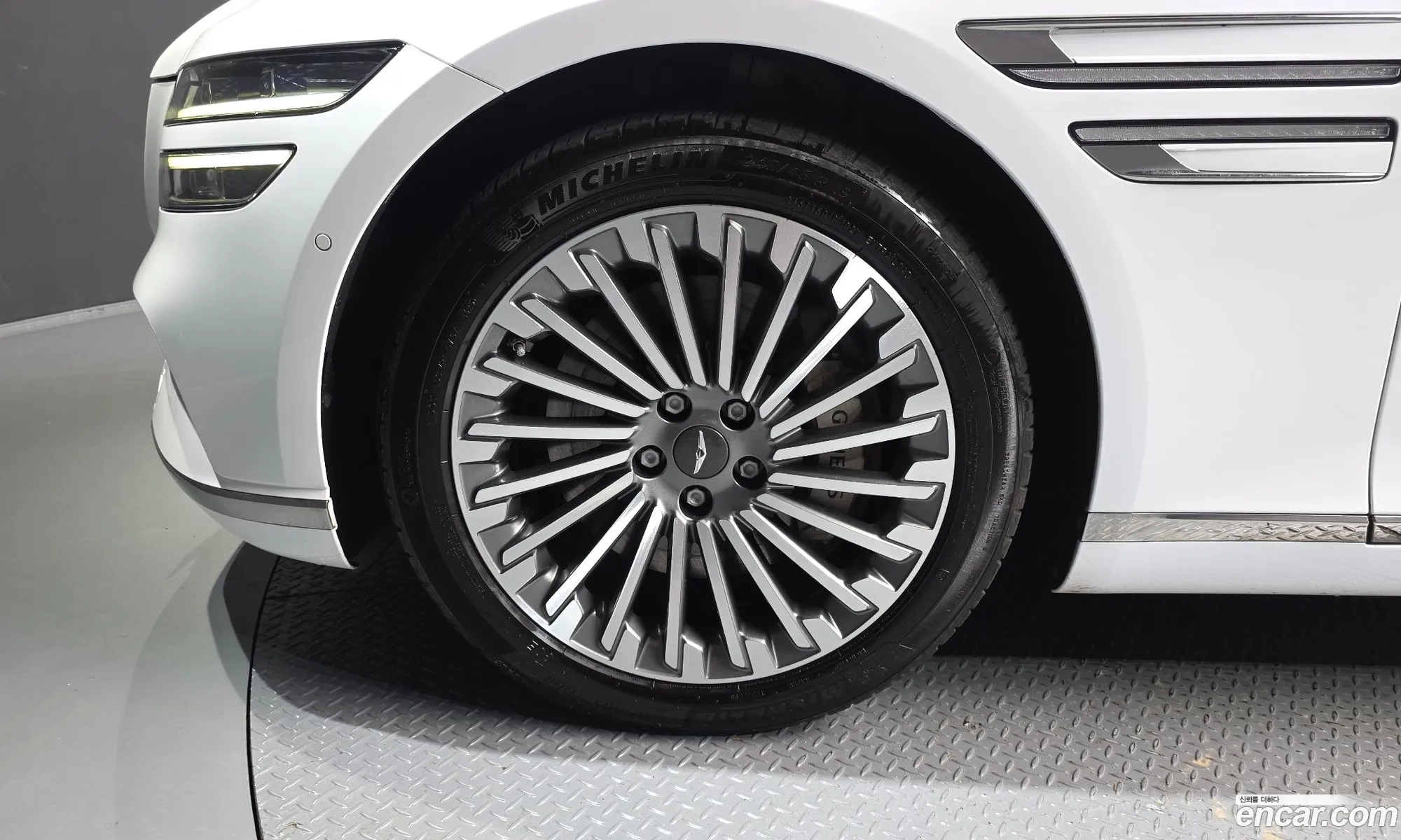 Genesis Electrified G80 2022 — 30
