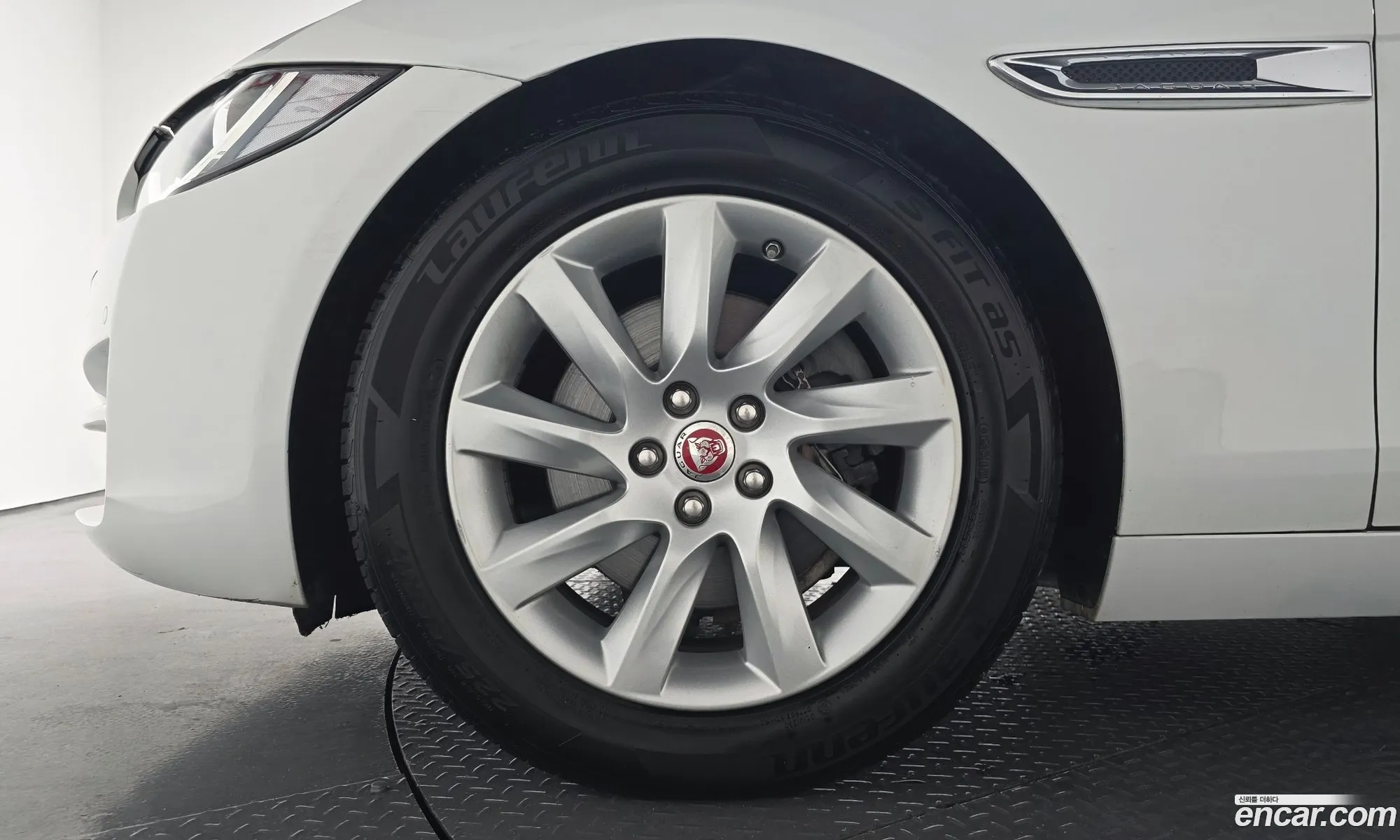 Jaguar XE 2015 — 29
