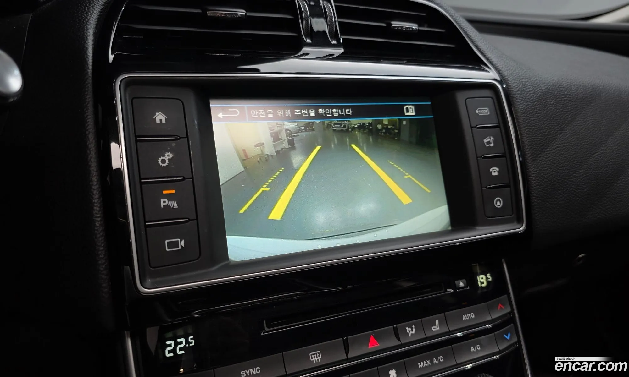 Jaguar XE 2015 — 13