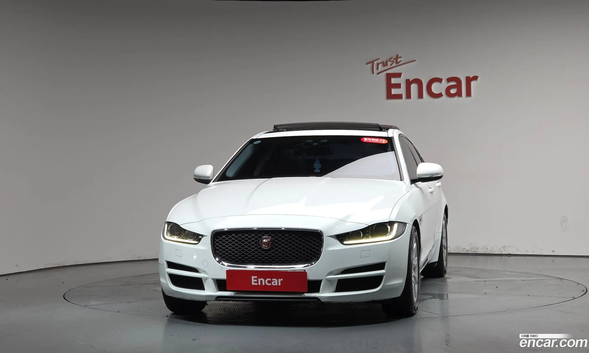 Jaguar XE 2015 — 14
