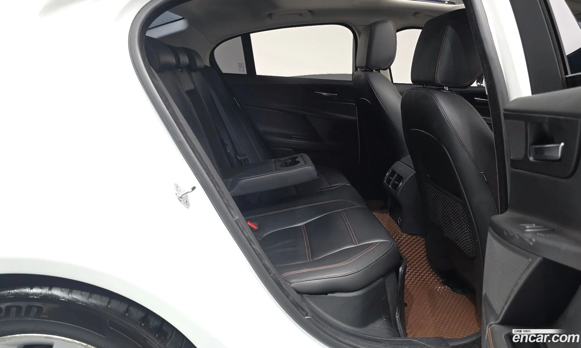 Jaguar XE 2015 — 33