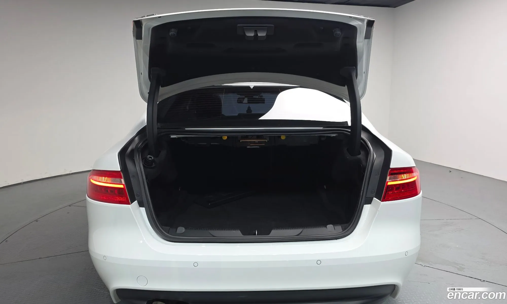 Jaguar XE 2015 — 26