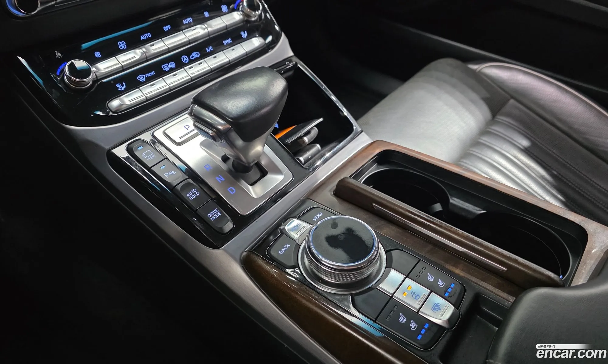 Genesis EQ900 2016 — 32