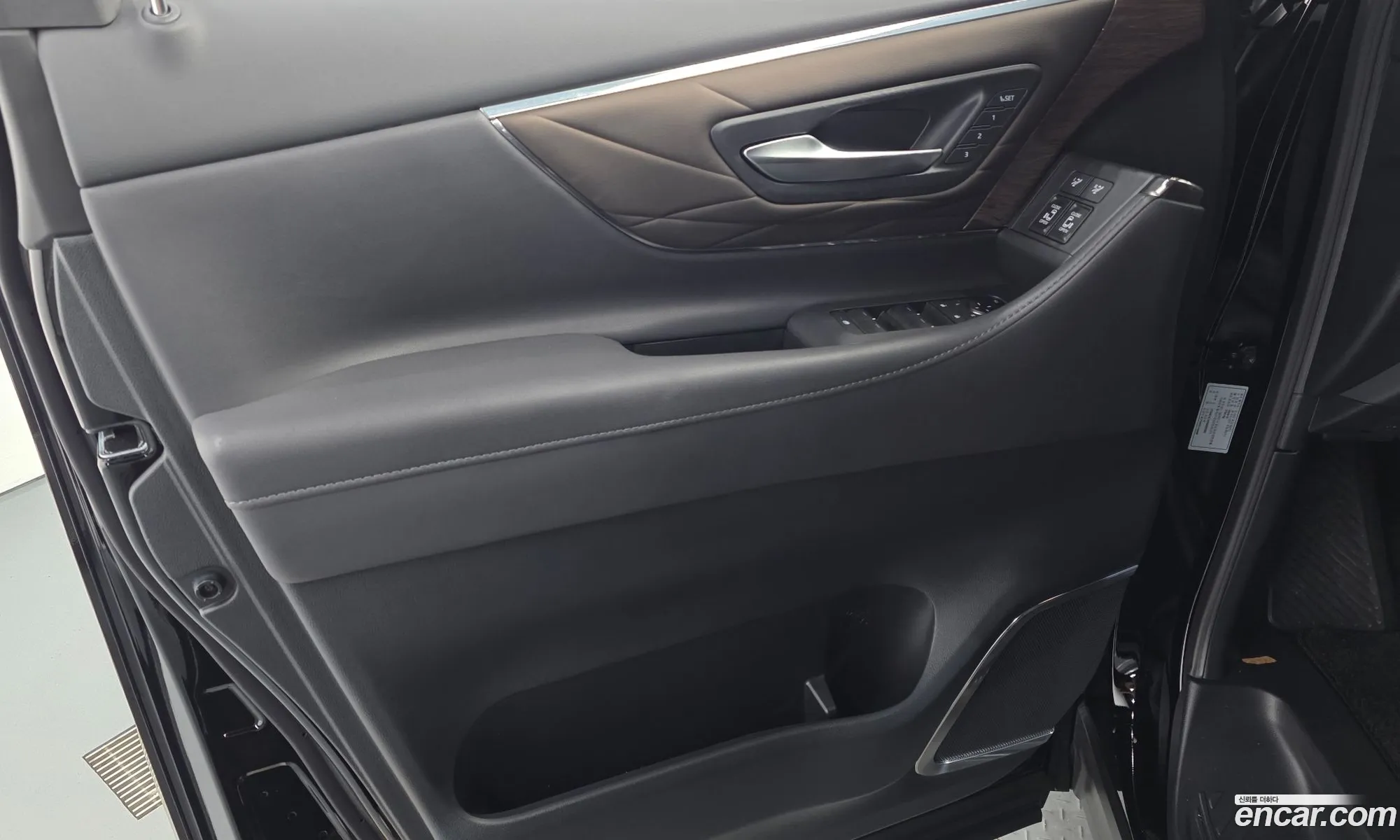 Toyota Alphard 2024 — 25