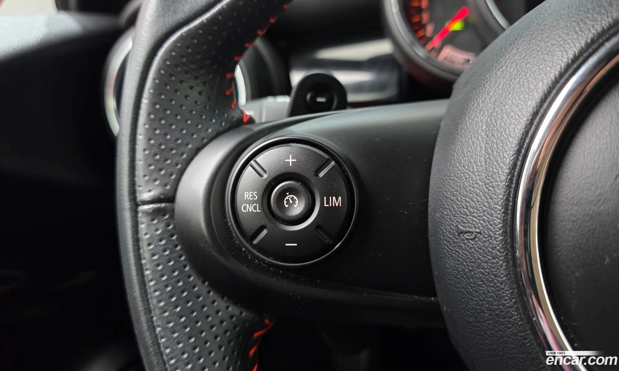 Mini Cooper S 2020 WMWXY9104L2L81559 — 26