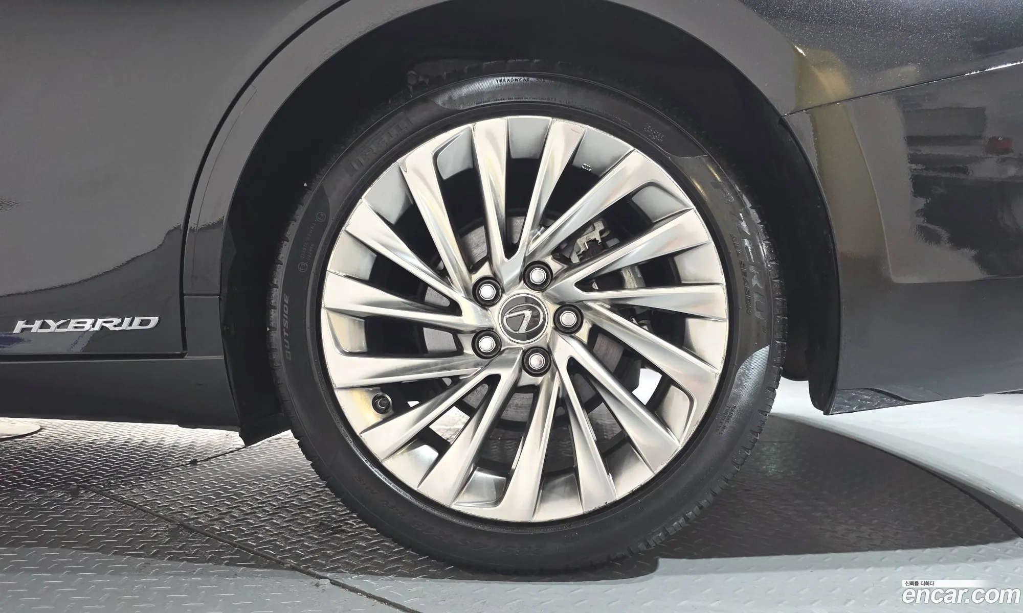 Lexus ES300h 7th Gen 2019 — 24
