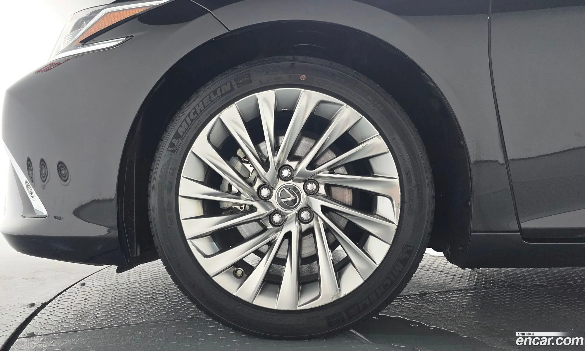 Lexus ES300h 7th Gen 2019 — 32