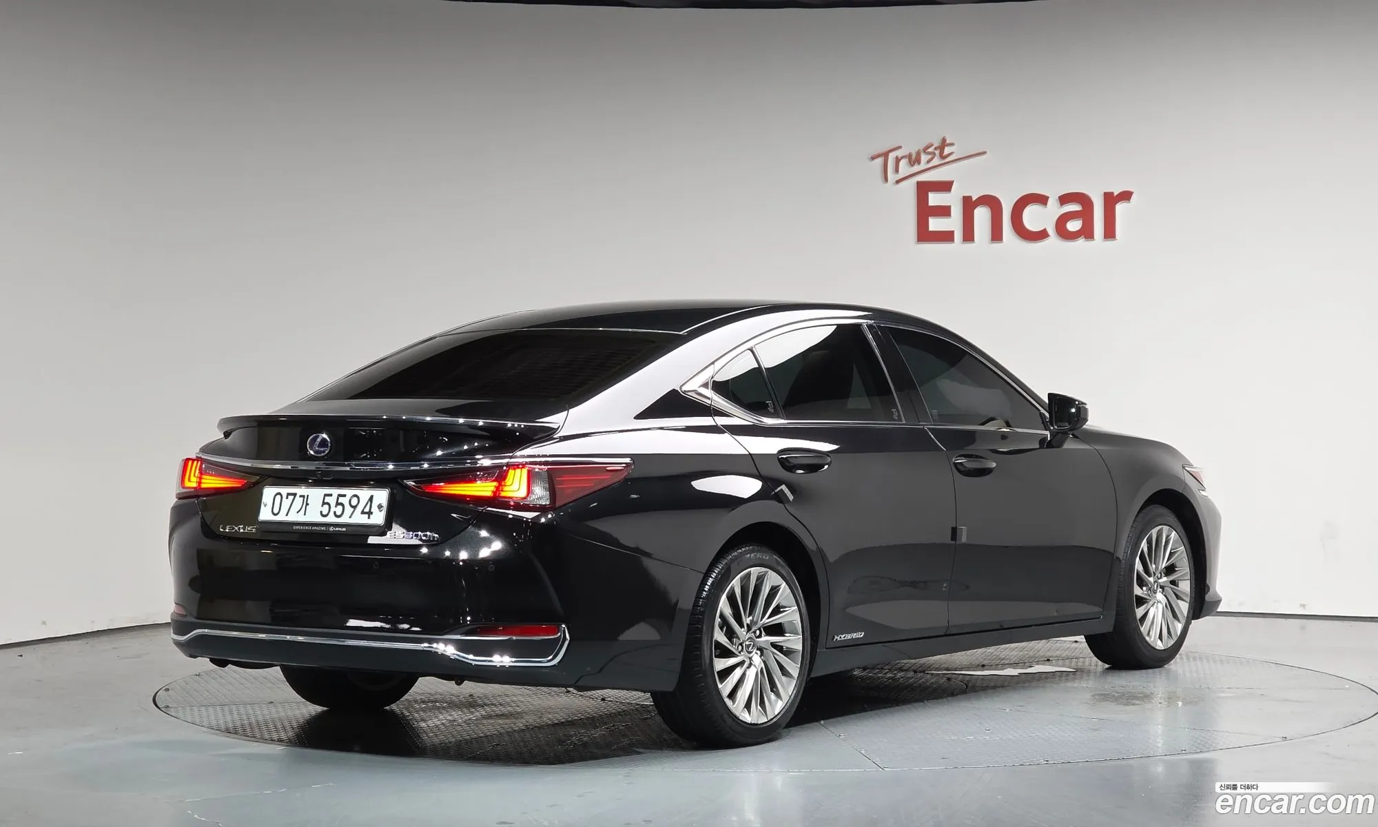 Lexus ES300h 7th Gen 2019 — 16