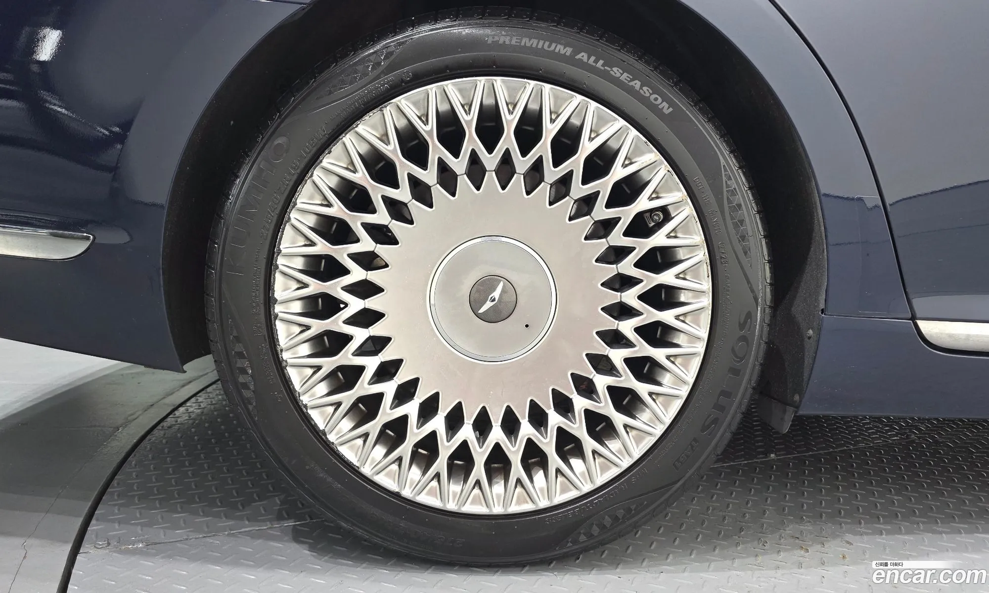 Genesis G90 2018 — 2