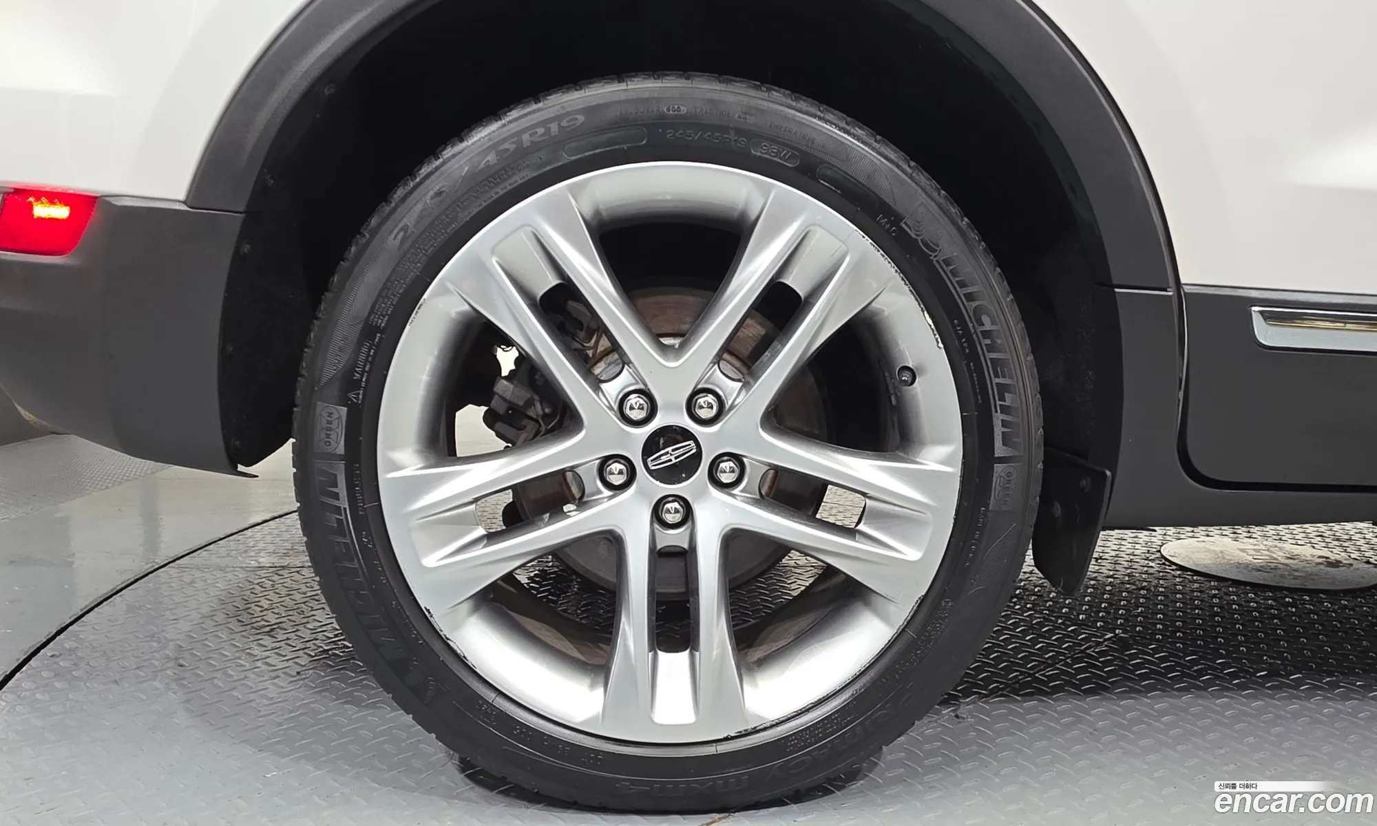 Lincoln MKC 2018 5LMCJ3D99JUL28427 — 13