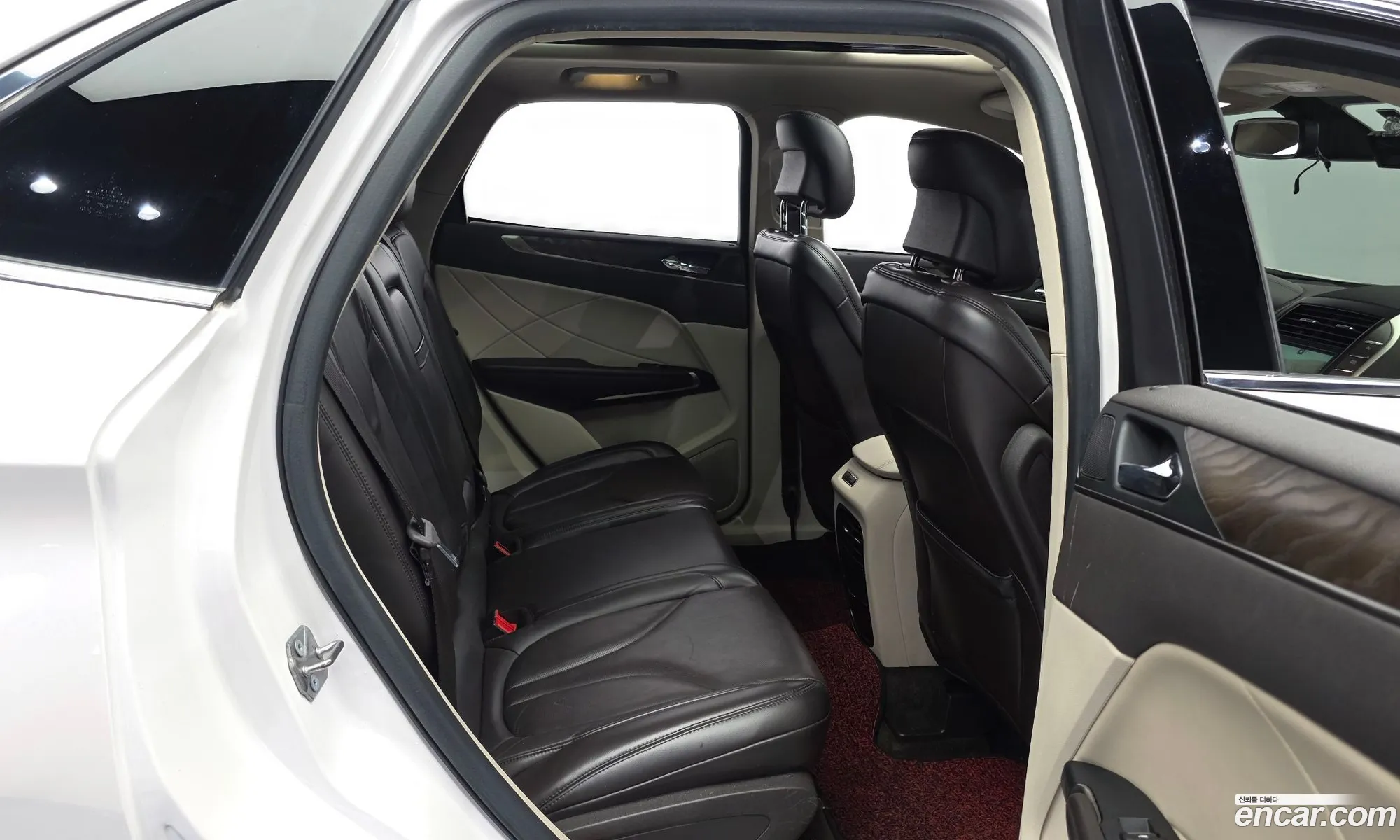 Lincoln MKC 2018 5LMCJ3D99JUL28427 — 8