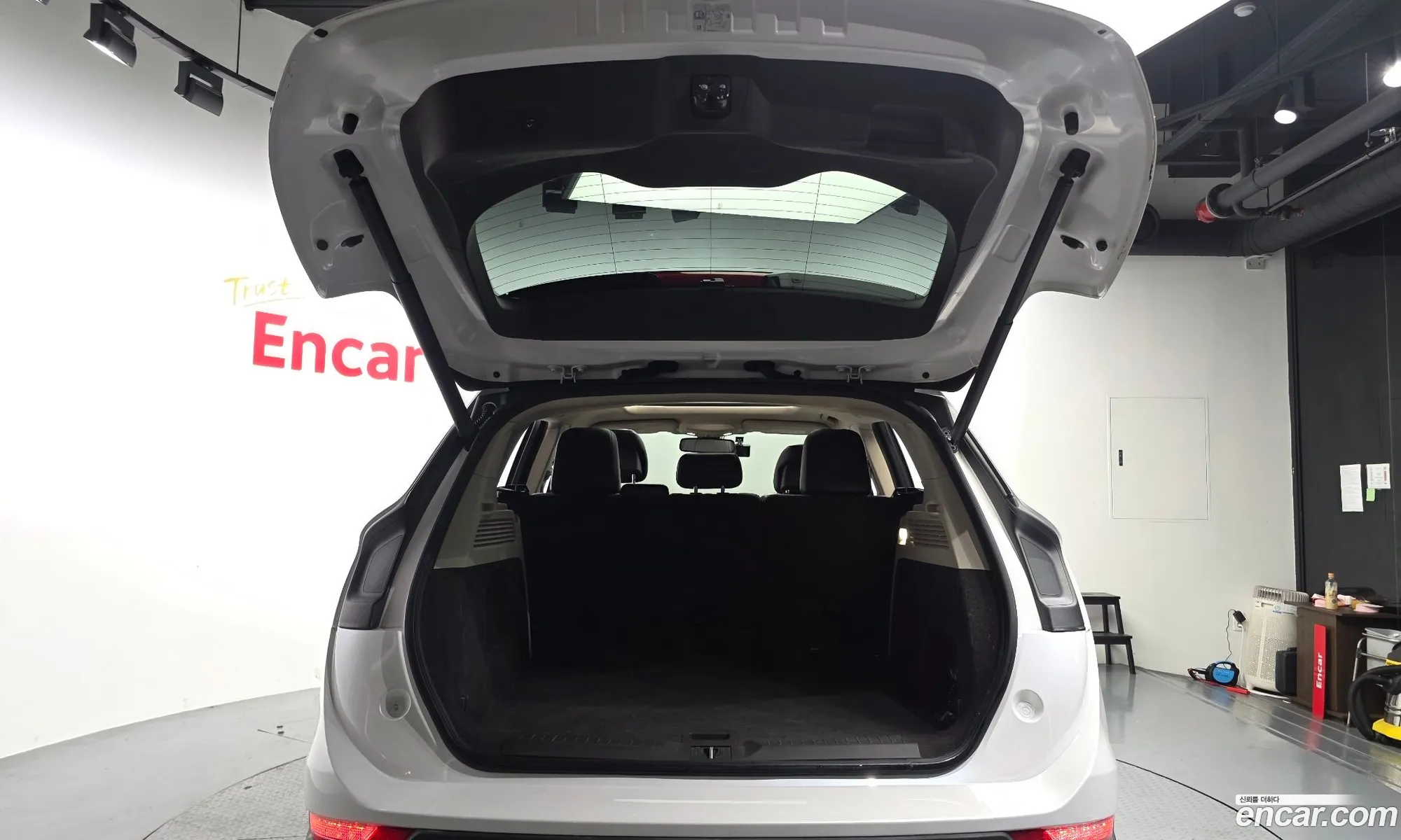 Lincoln MKC 2018 5LMCJ3D99JUL28427 — 12