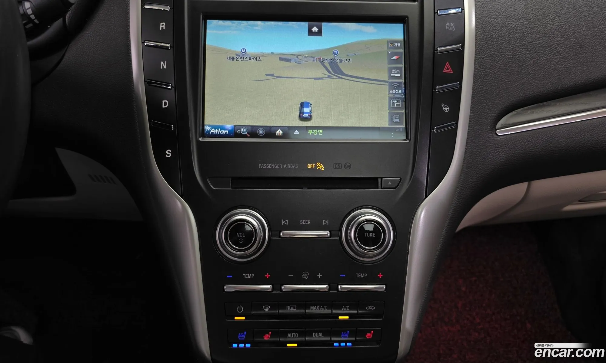Lincoln MKC 2018 5LMCJ3D99JUL28427 — 10