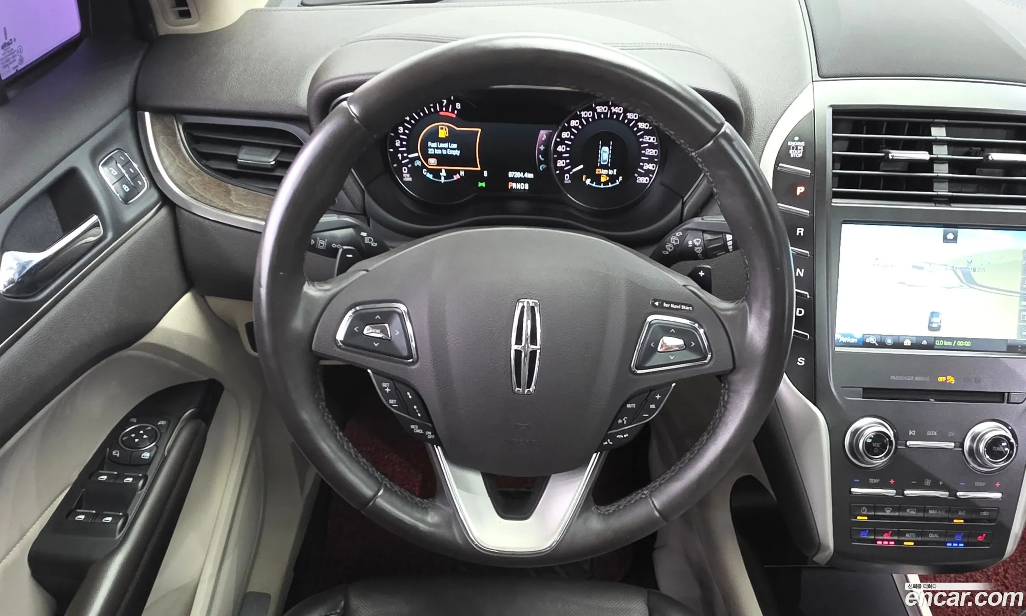 Lincoln MKC 2018 5LMCJ3D99JUL28427 — 16