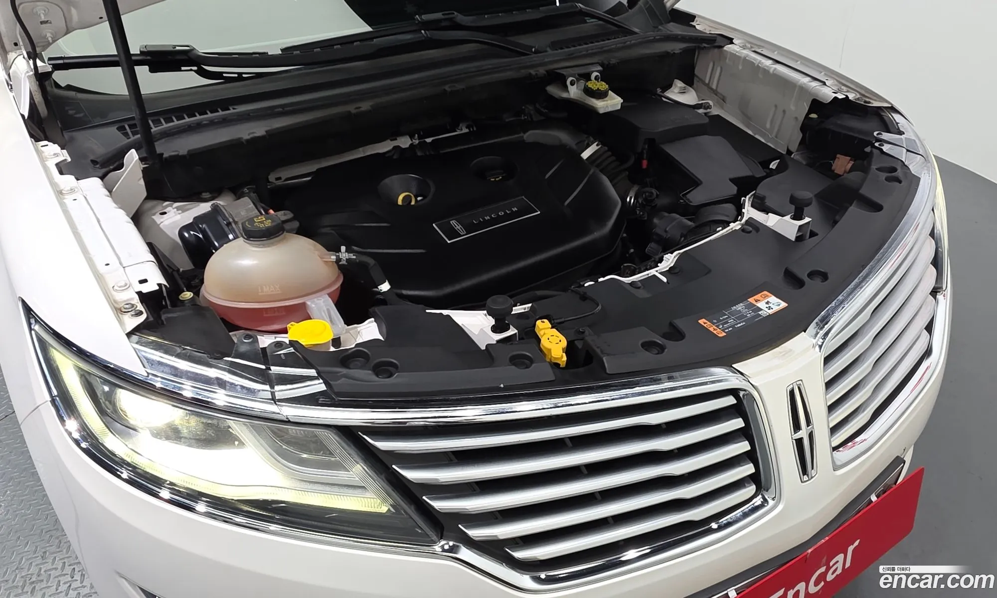 Lincoln MKC 2018 5LMCJ3D99JUL28427 — 18