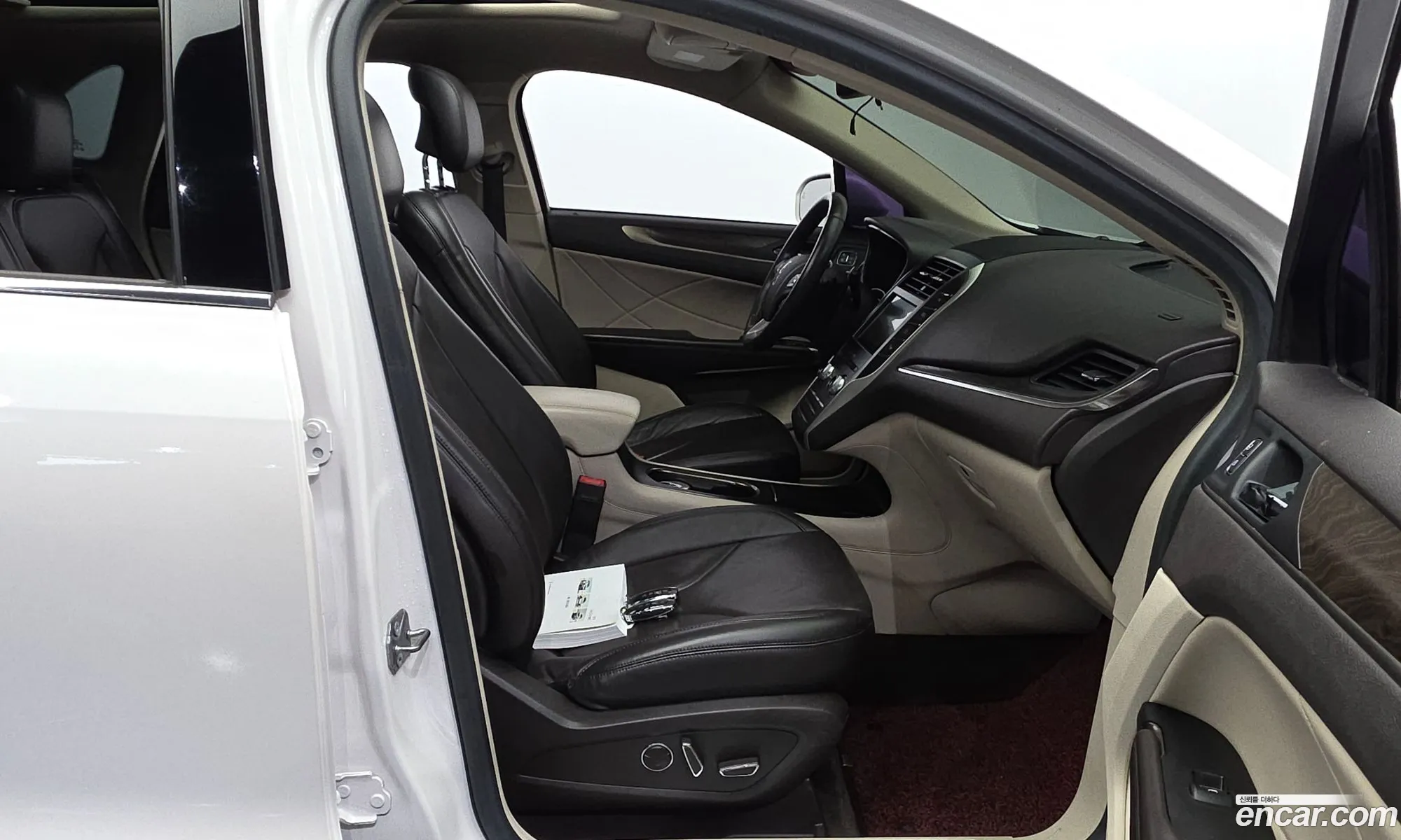 Lincoln MKC 2018 5LMCJ3D99JUL28427 — 9