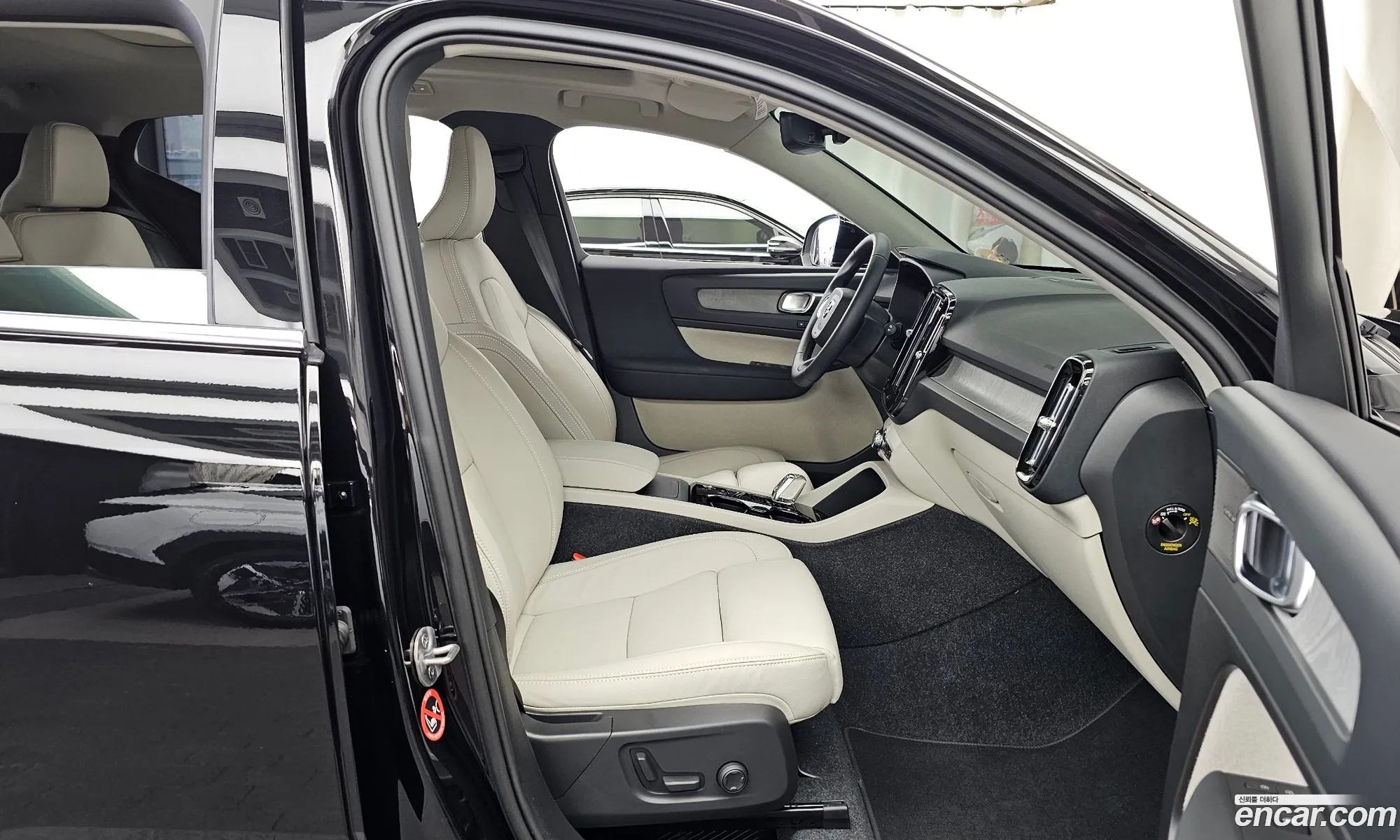 Volvo XC40 2025 — 32