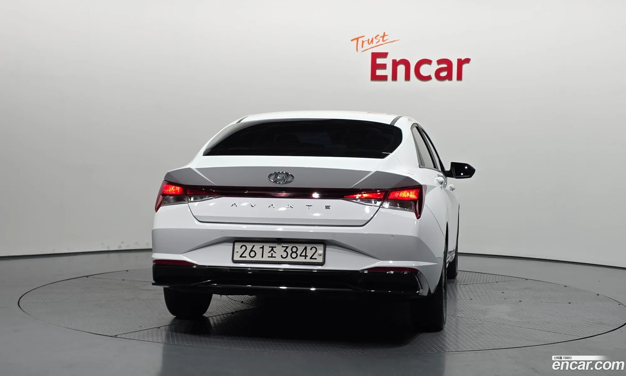 Hyundai Elantra Hybrid 2023 — 10