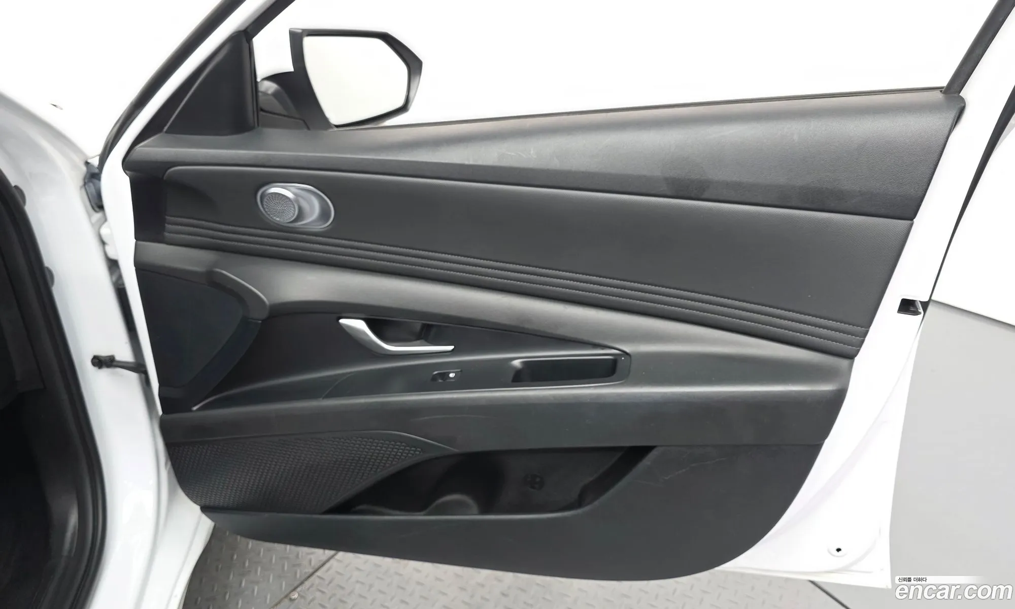 Hyundai Elantra Hybrid 2023 — 19