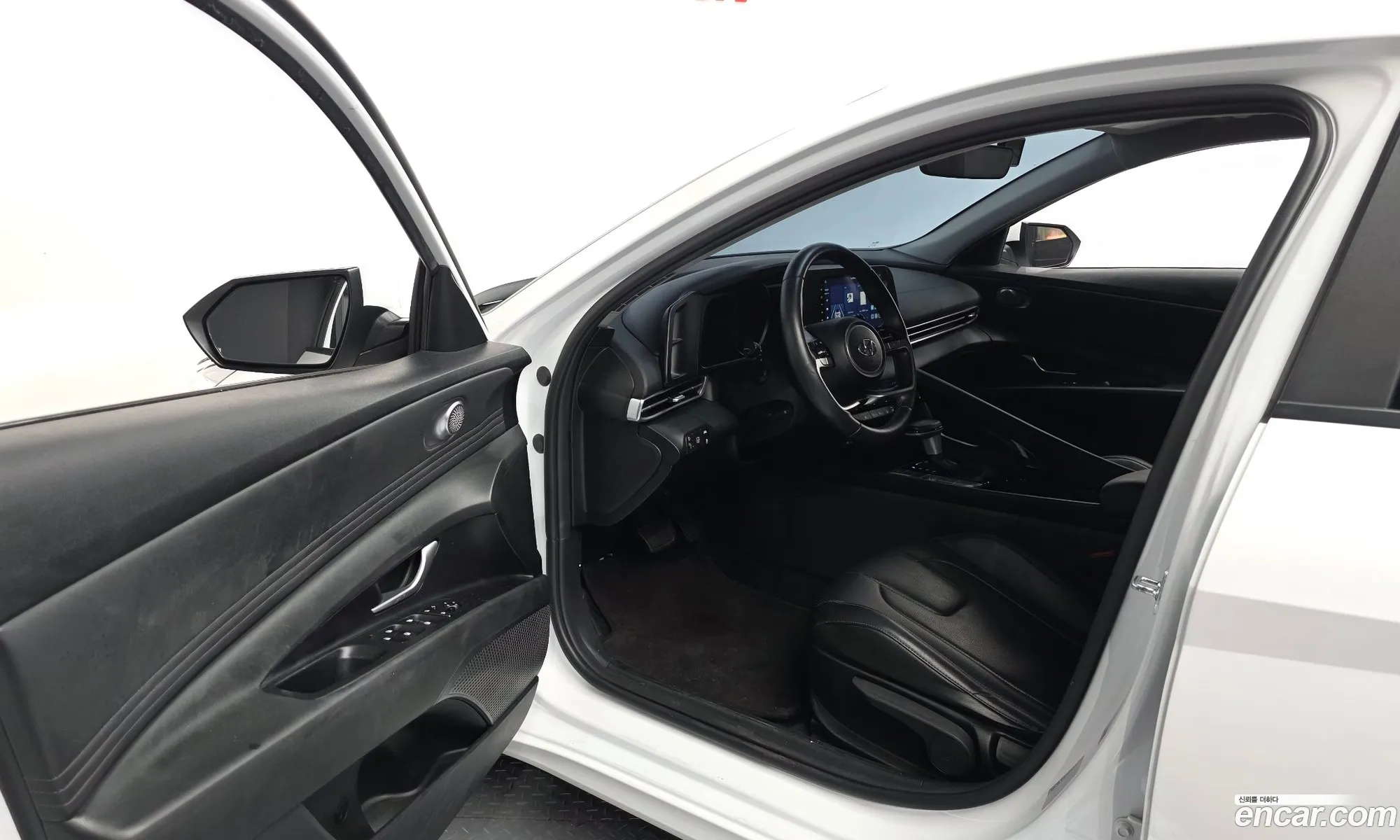 Hyundai Elantra Hybrid 2023 — 13