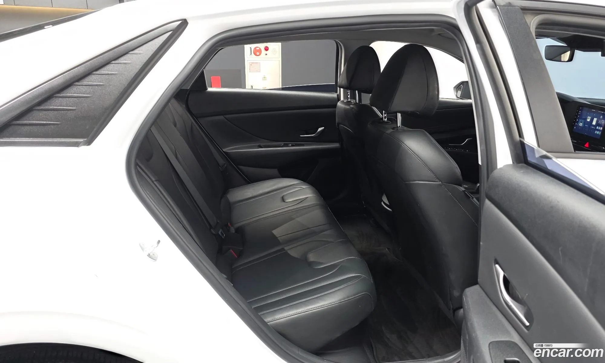 Hyundai Elantra Hybrid 2023 — 12