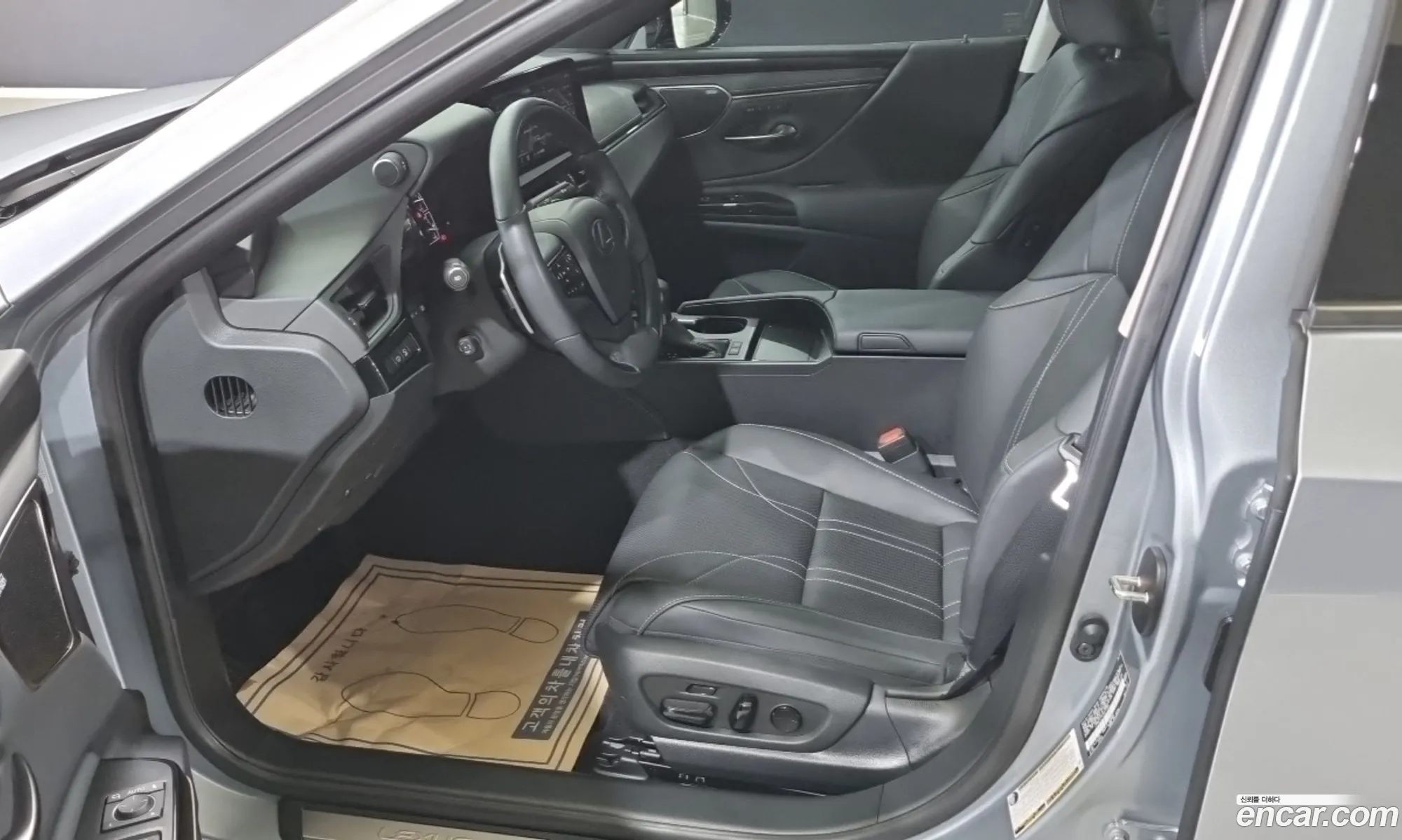 Lexus ES300h 7th Gen 2023 — 7