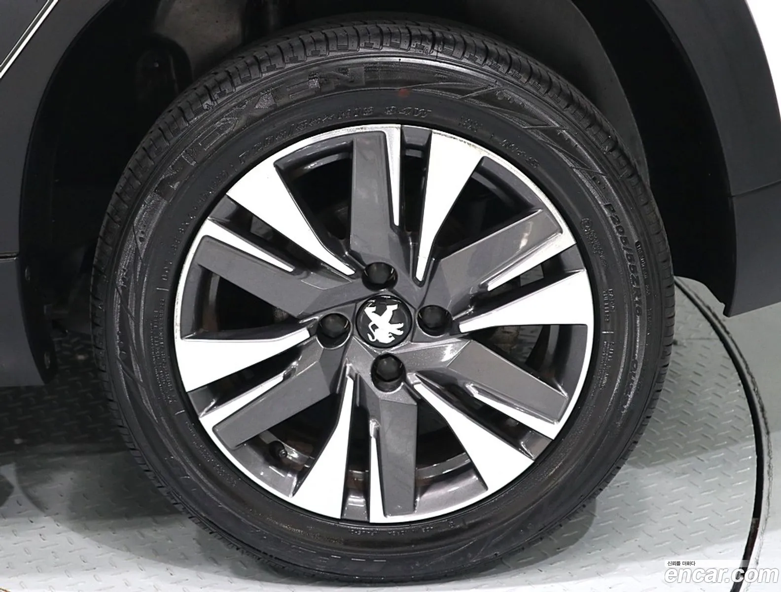 Peugeot 2008 2019 — 8