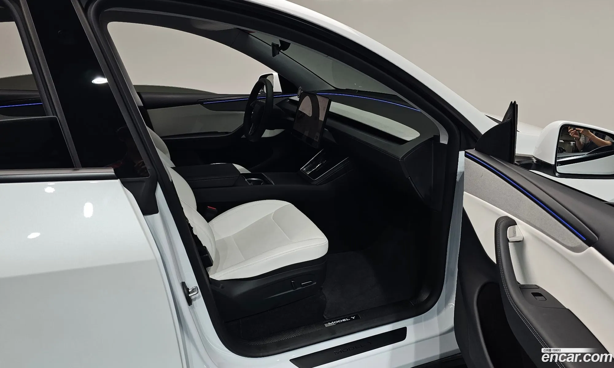 Tesla Model Y 2025 LRWYGCFJ4SC029709 — 32
