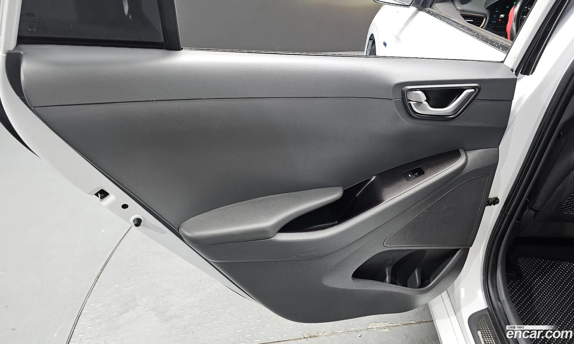 Hyundai Ioniq Electric 2016 — 24
