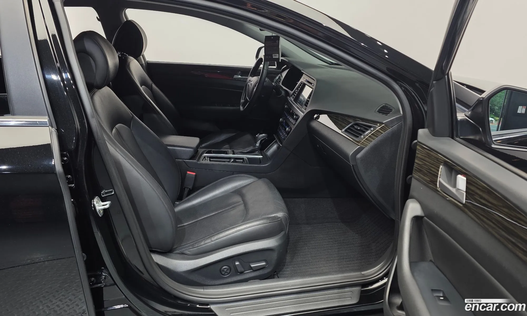 Hyundai LF Sonata 2016 — 29