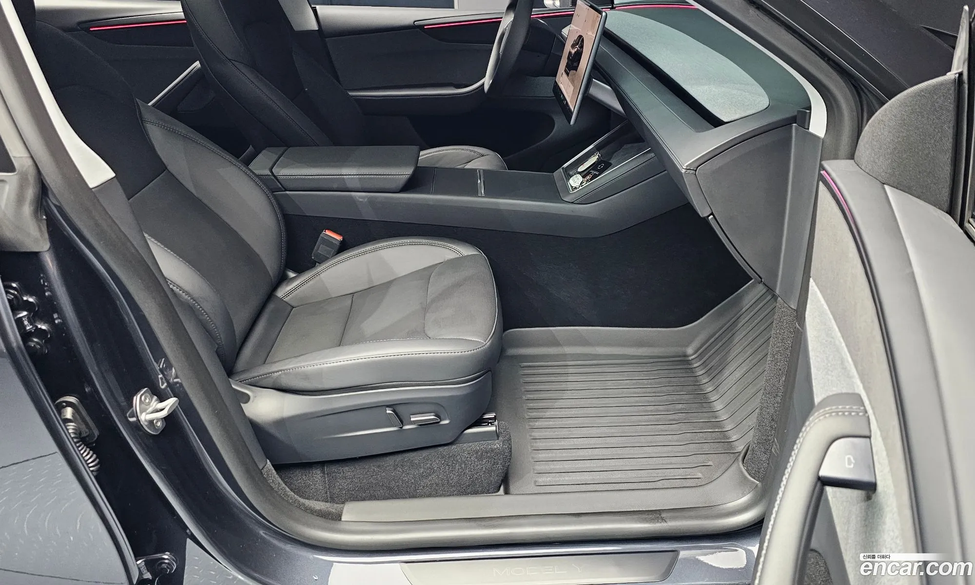 Tesla Model Y 2025 LRWYGCFJ4SC366316 — 26