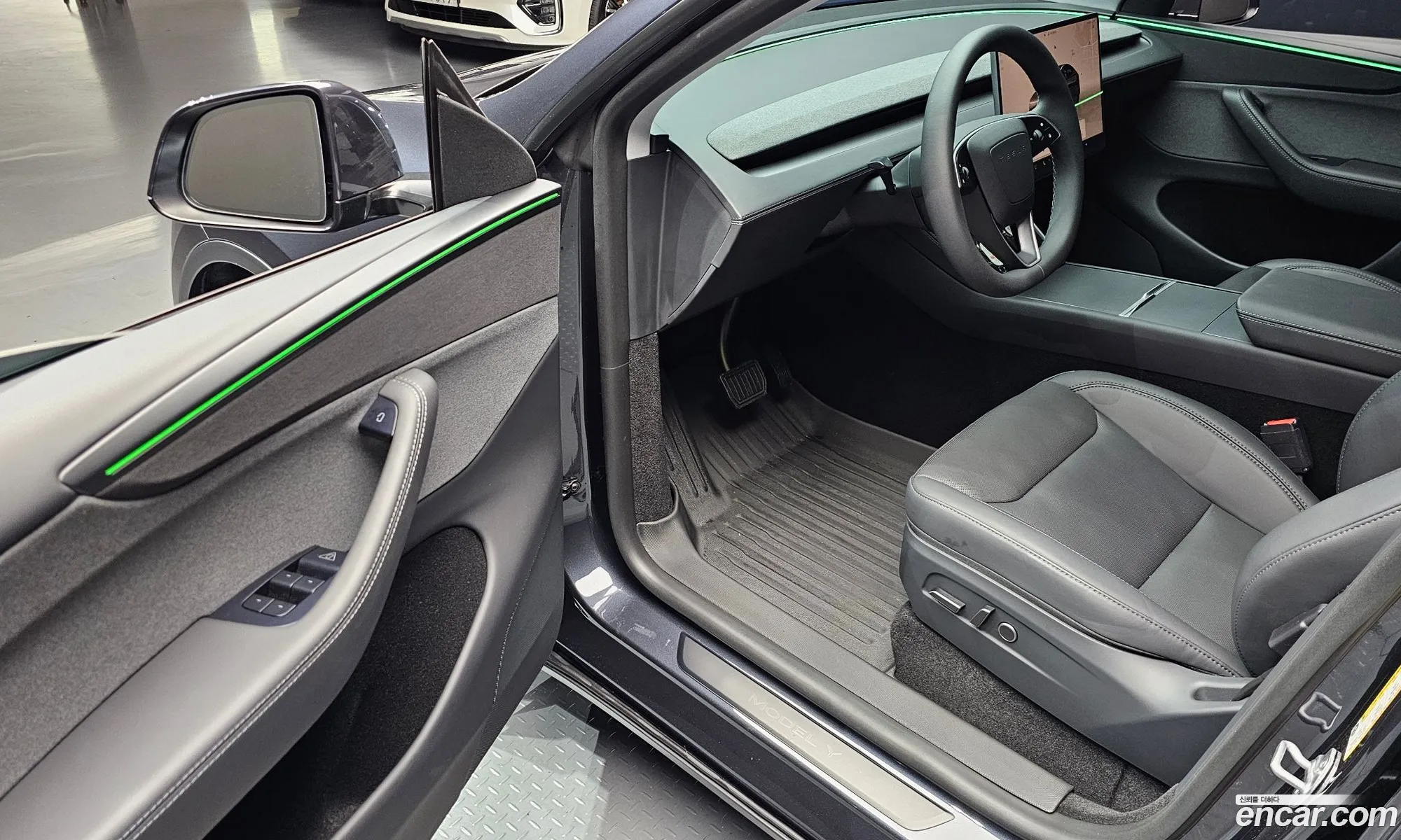 Tesla Model Y 2025 LRWYGCFJ4SC366316 — 24