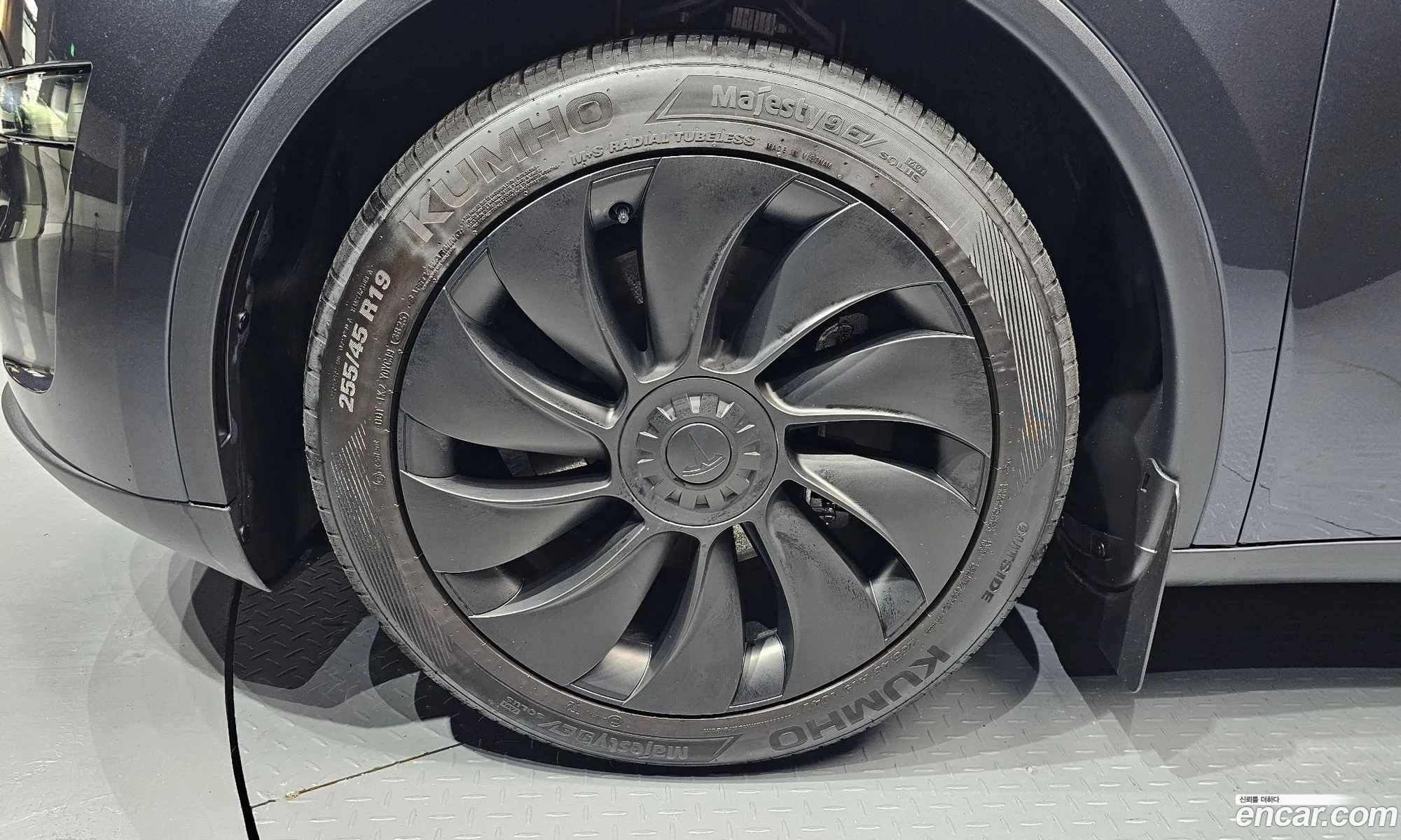 Tesla Model Y 2025 LRWYGCFJ4SC366316 — 3