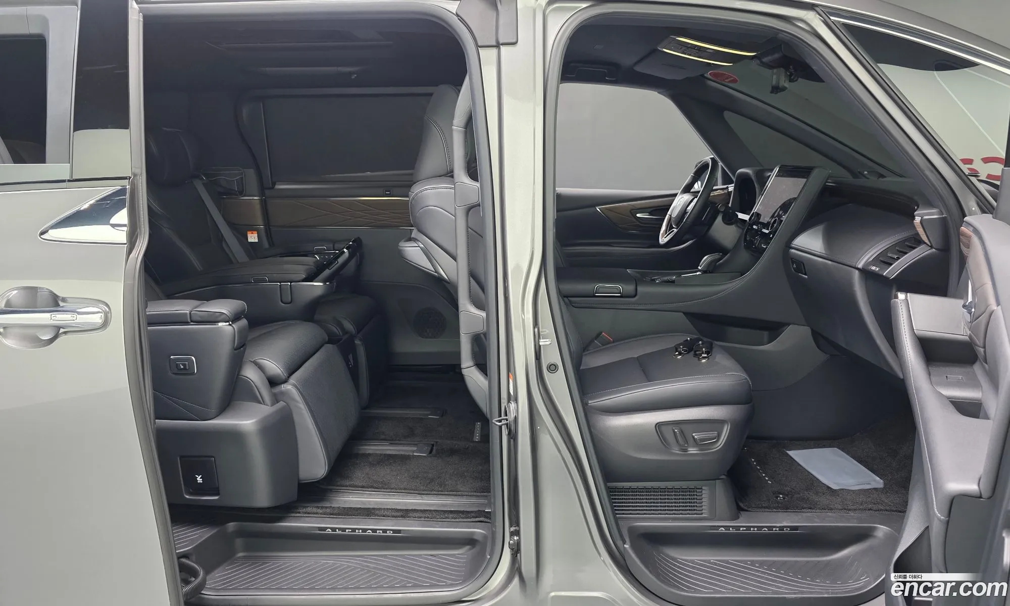 Toyota Alphard 2025 — 31