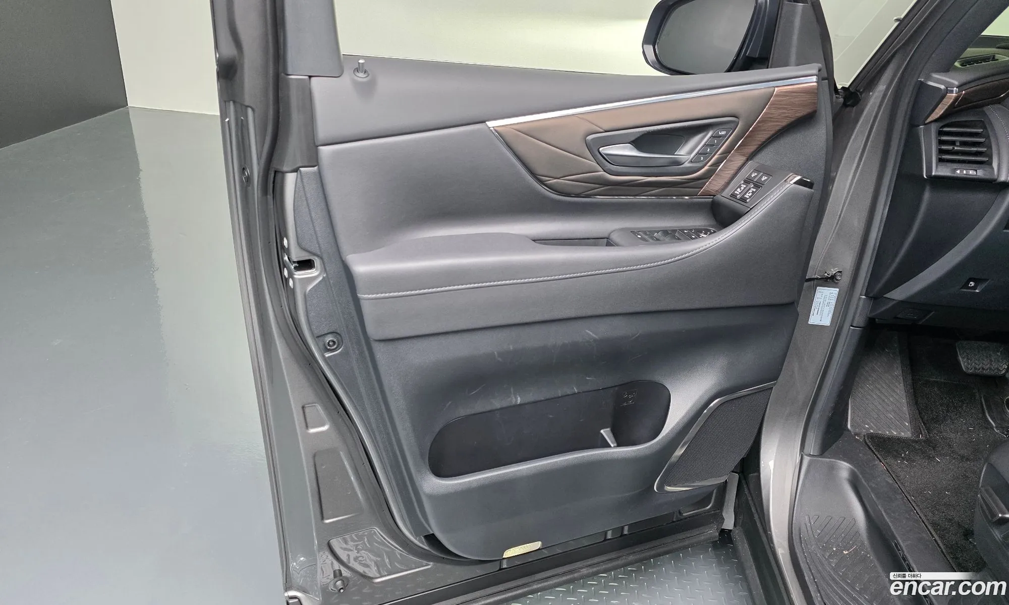Toyota Alphard 2025 — 32