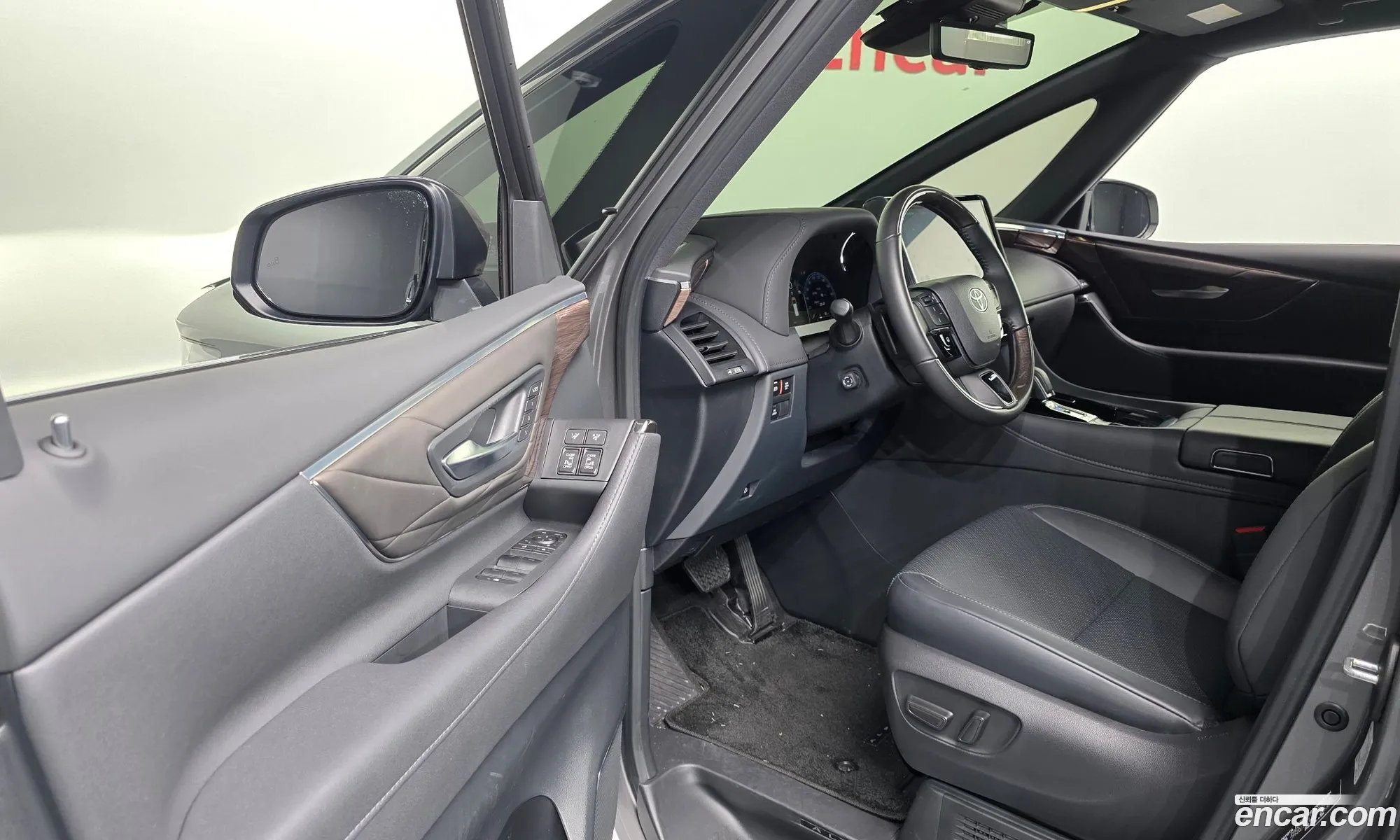 Toyota Alphard 2025 — 33