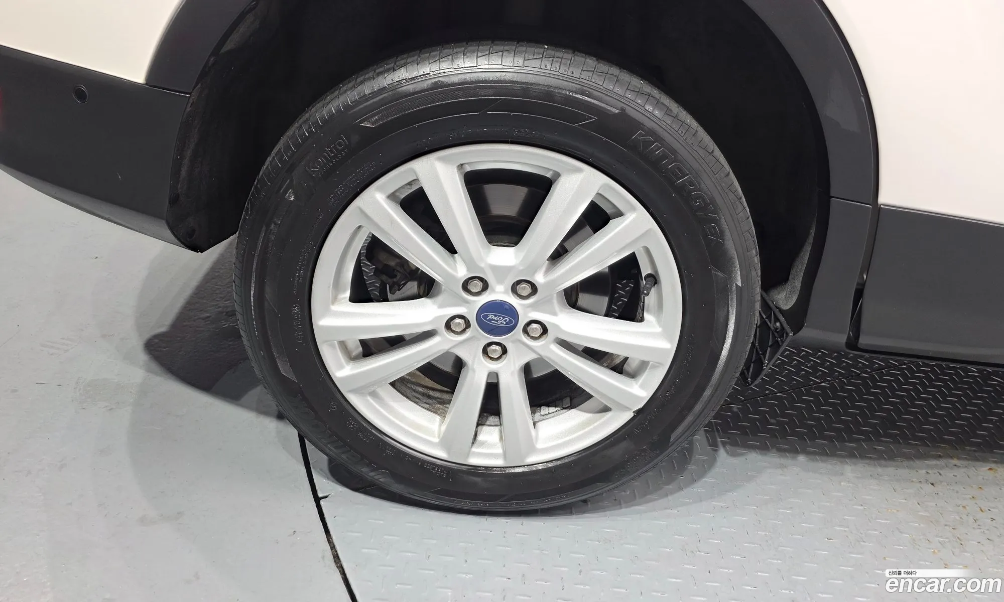 Ford Kuga 2017 — 17