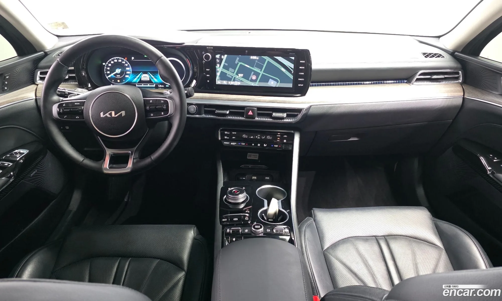 Kia K5 Hybrid 2023 — 28