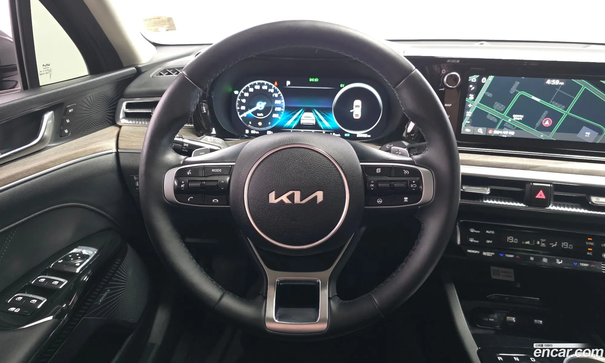 Kia K5 Hybrid 2023 — 4