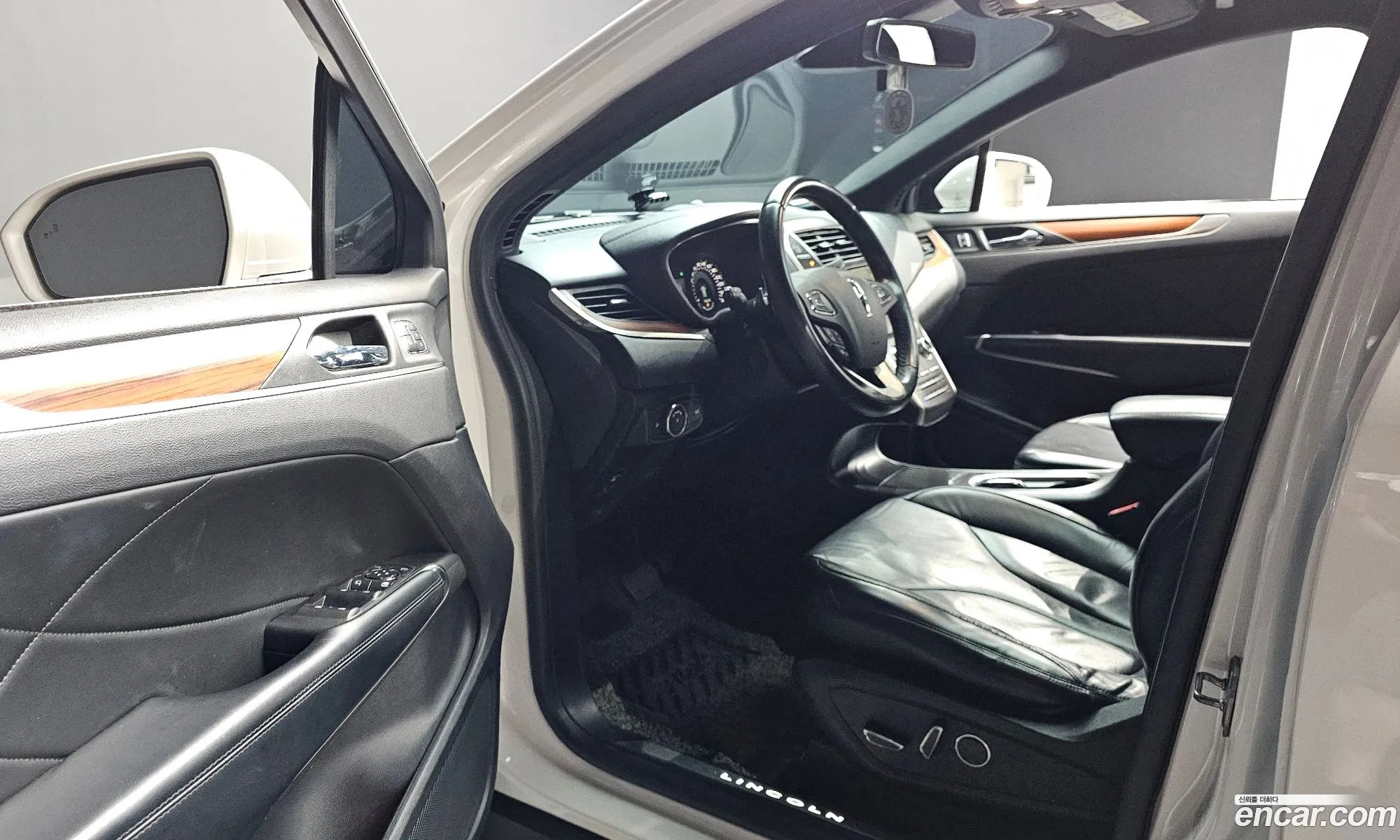 Lincoln MKC 2019 5LMCJ3D97KUL22529 — 4